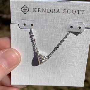 KENDRA SCOTT • Perry Pendant Necklace in Silver